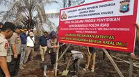 Penyidik Reskrimsus Polda Riau memasang plang di lahan perusahaan pembakar lahan karena memicu kabut asap. (Liputan6.com/M Syukur)