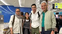 Ganjar Pranowo bertemu Darius Sinathrya sewaktu transit di Dubai dalam rangka ibadah haji. Darius beserta istri dan anak bungsu berencana untuk menjenguk dua anak laki-laki mereka yang sedang mengenyam sekolah sepak bola di Prancis. (Instagram @darius_sinathrya)