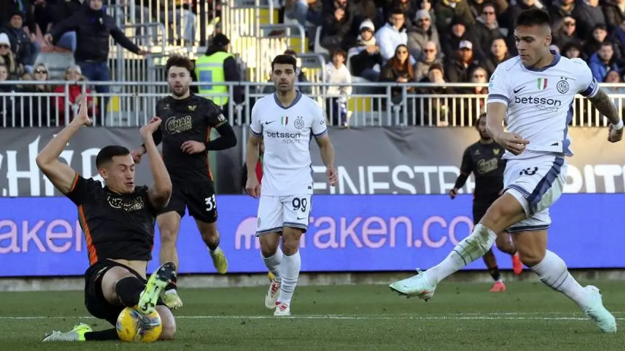 Jay Idzes (kiri) memblok tembakan Lautaro Martinez dalam laga Serie A antara Venezia dan Inter Milan, Minggu (12/1/2025) malam WIB. (c) Paola Garbuio/LaPresse via AP
