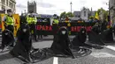 Aktivis Extinction Rebellion berbaris di sepanjang Parliament Street sebagai bagian dari protes perubahan iklim di London, Inggris, Selasa (8/9/2020). Menggelar aksi di tengah pandemi COVID-19, para aktivis mengenakan masker selama protes berlangsung. (AP Photo/Alberto Pezzali)