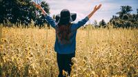 Ilustrasi bahagia, menikmati hidup, bebas. (Photo by Alora Griffiths on Unsplash)