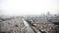 Kepadatan gedung bertingkat dan pemukiman penduduk dilihat dari kawasan Jembatan Besi, Jakarta, 5 Juni 2016. Tingkat kepadatan penduduk yang tinggi memicu berbagai permasalahan, dari tata ruang, kemiskinan hingga kriminalitas. (Liputan6.com/Faizal Fanani)