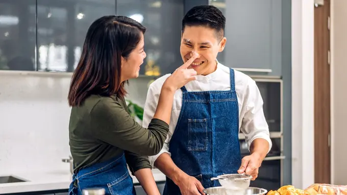 memasak bersama romantis