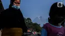 Aktivitas warga di bawah kaki Gunung Merapi, Desa Glagaharjo, Kecamatan Cangkringan, Sleman, Jawa Tengah, Kamis (19/11/2020). Semenjak diumumkan statusnya naik menjadi siaga, Gunung Merapi terpantau terus mengalami peningkatan aktivitas. (Liputan6.com/JohanTallo)