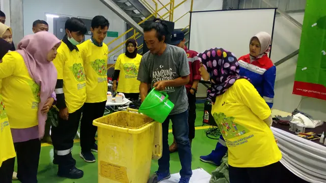 Abah Irdas, seorang trainer lingkungan, sekaligus pengelola bank sampah, Tasikmalaya tengah mengajarkan peserta pelatihan pengolahan sampah membuat pupuk organik