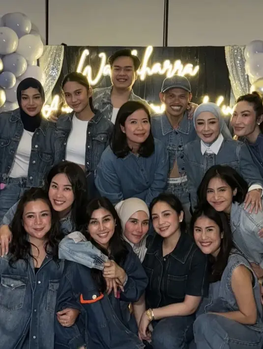 Aurel Hermansyah mengenakan atasan jaket denim dipadukan inner putih polos, dipadukan celana denim. Serta mengenakan pashmina hitam polos. Ayu Dewi juga tampil dibalut atas denim. [@keanuagl]