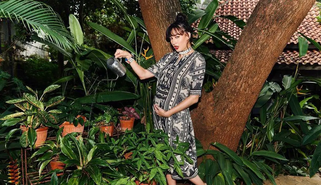 Begini tampilan menawan Nadine dalam balutan dress motif etnik yang cantik. (Instagram/nadinelist).