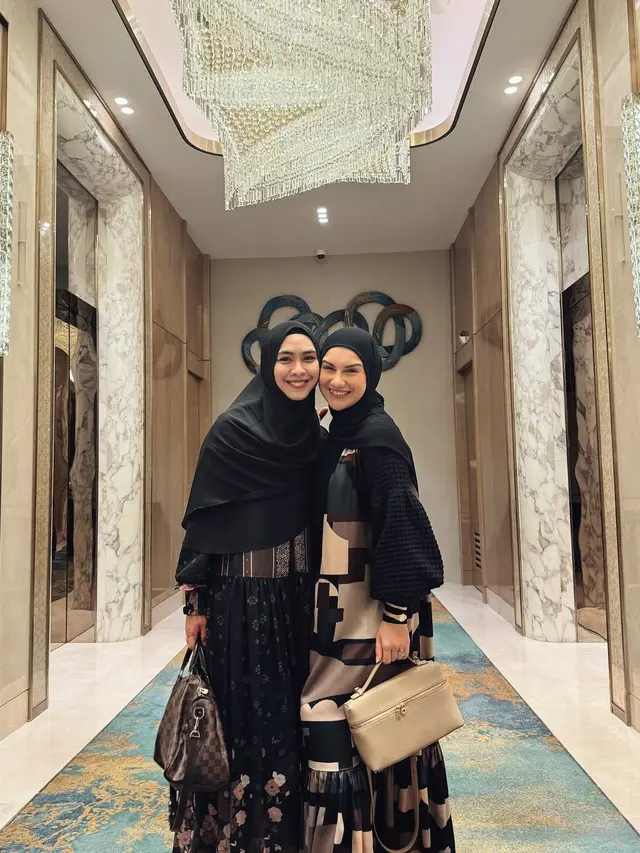 6 Model Gamis Hitam Elegan Irish Bella dan Setelan Hijabnya