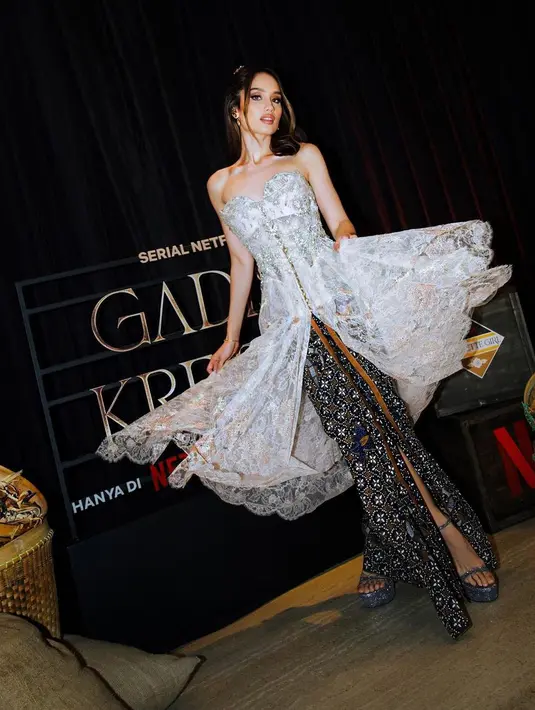 Disempurnakan dengan tatanan rambut half up do dan aksesori dari TULOLA. Bagaimana menurutmu penampilan Cinta yang satu ini, Sahabat Fimela? [@claurakiehl]