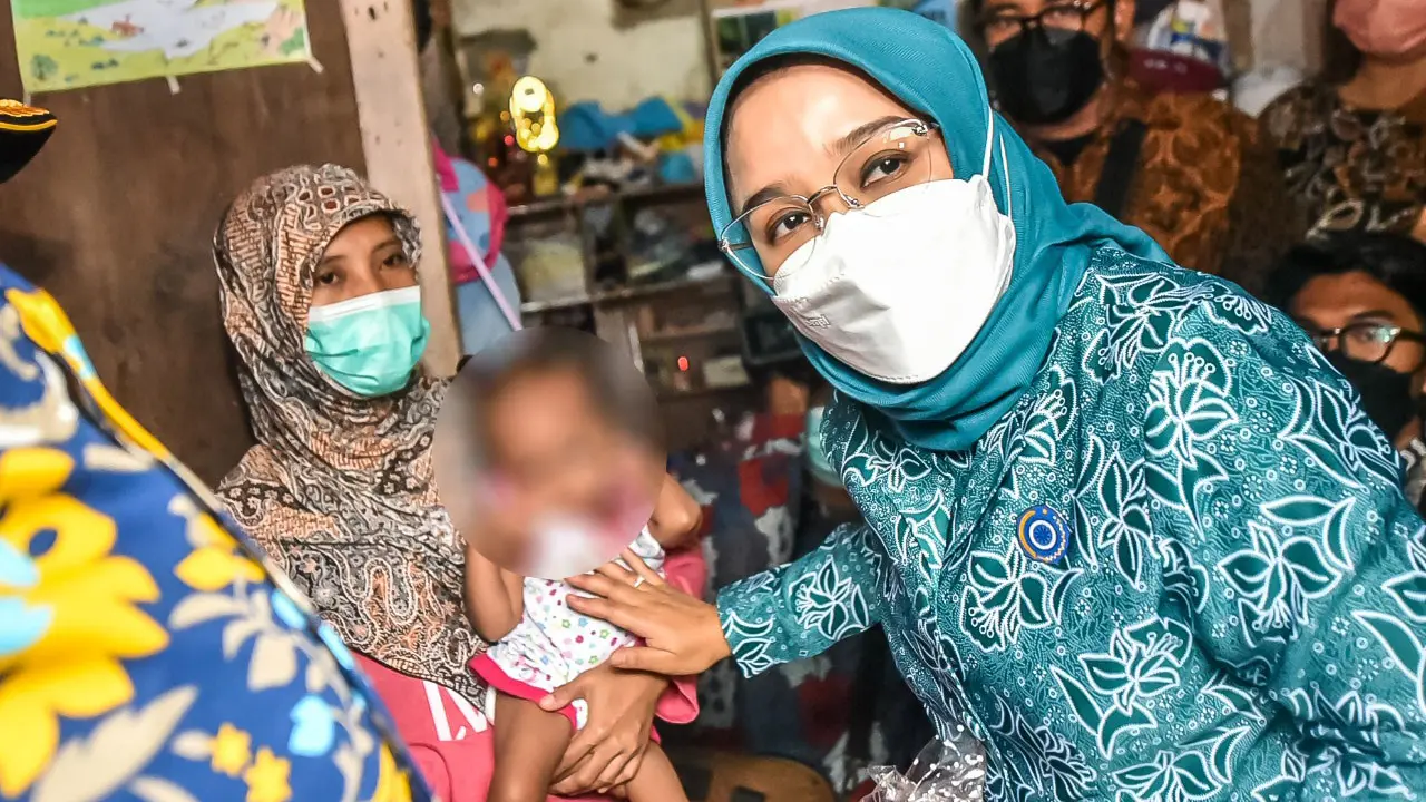 Ketua Tim Penggerak (TP) PKK Surabaya Rini Indriyani tampak terharu saat mengunjungi rumah balita stunting Lailla Fitria. (Dian Kurniawan/Liputan6.com)