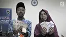 Calon jemaah haji menunjukkan  mata uang riyal di Asrama Haji Pondok Gede, Jakarta, Senin (22/7/2019). Nilai tukar untuk pecahan 100 dan 500 riyal dibanderol Rp 3.755 per satu riyal. (merdeka.com/Iqbal Nugroho)
