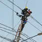Petugas PLN memperbaiki jaringan listrik di kawasan Pondok Ranji, Tangerang Selatan. (Liputan6.com/Helmi Afandi)