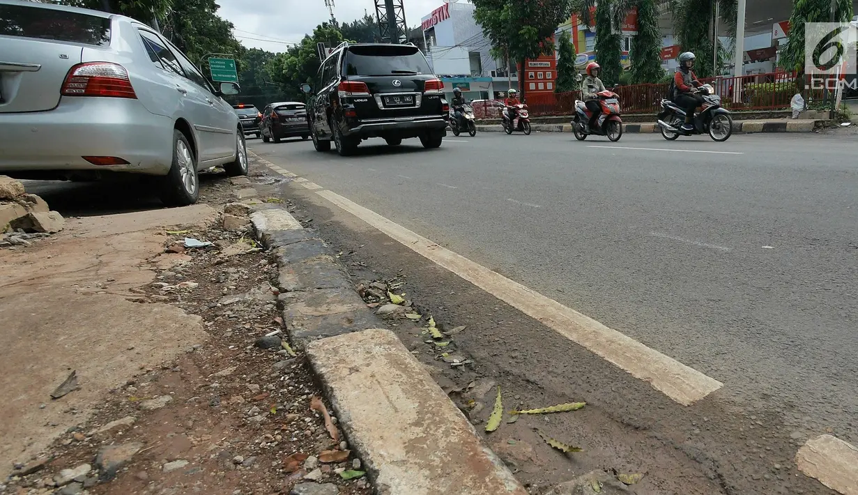 Mobil terparkir di atas trotoar di kawasan Kemang, Jakarta, Kamis (21/2). Pemprov DKI Jakarta berencana menata trotoar di kawasan Kemang, Jakarta Selatan, seperti trotoar di kawasan Jalan Sudirman dan Jalan MH Thamrin. (Liputan6.com/Herman Zakharia)
