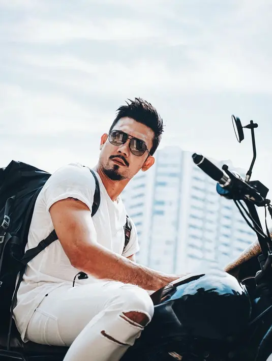 "Gue pernah tidur di depan rumah orang semalam, sampai digigit nyamuk, kelaparan sampai ngorek-ngorek sampah," jelasnya. (Instagram/sumargodenny)