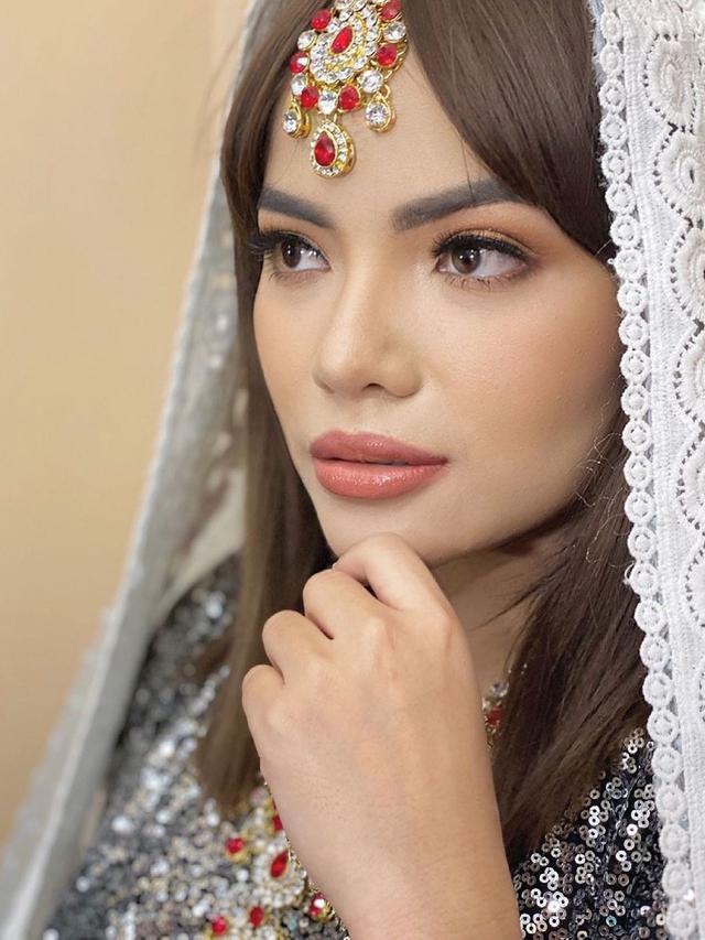 Demo Pakai Bikini, Ini 7 Potret Dinar Candy Pakai Hijab yang Bersahaja