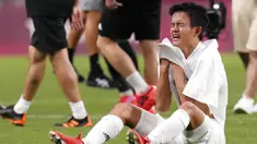 Takefusa Kubo menangis sejadi-jadinya usai Jepang ditaklukkan Meksiko dalam laga perebutan tempat ketiga cabor Sepak bola Olimpiade 2020. (Foto: AP/Gregory Bull)