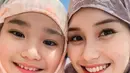 Ayu Ting Ting selfie bersama Bilqis, keduanya pun tampil mengenakan mukena. Ayu memilih mengenakan mukena warna coklat pekat. [@ayutingting92]
