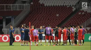 Pemain Johor Darul Takzim melakukan latihan resmi jelang laga penyisihan Grup H Piala AFC 2018 melawan Persija di Stadion GBK, Jakarta, Senin (9/4). Laga kedua tim akan digelar, Selasa (10/4). (Liputan6.com/Helmi Fithriansyah)