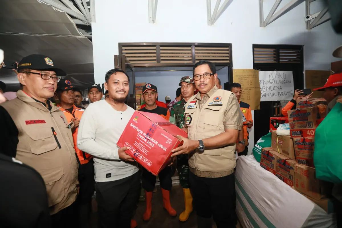 Tinjau Banjir di Pekalongan, Pj Gubernur Jateng Serahkan Bantuan Senilai Rp160 Juta