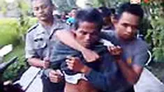 Sugiyanto babak belur dihajar massa setelah kedapatan mencuri seekor itik milik warga Sewon, Bantul, Yogyakarta. Beruntung, polisi menyelamatkan tersangka sebelum warga bertindak lebih jauh. 