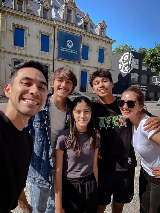 "Dan .. akhirnya liburan “The Sinathrya" dimulai. Rencananya kita akan 3 minggu keliling ke beberapa tempat yang blm peenah dikunjungi sebelumnya." tulis perempuan tiga orang anak ini. [Instagram/dagnesia]