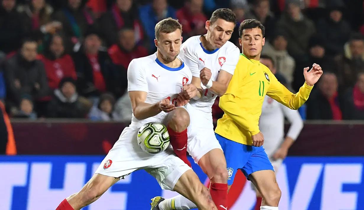 Pergerakan Coutinho berhasil diredam David Pavelka pada laga persabahabatan yang berlangsung di Stadion Sinobo, Praha, Rabu (27/3). Brazil menang 3-1 atas Republik Ceko. (AFP/Joe Klamar)