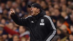 Pelatih West Bromwich Albion, Tony Pulis memberikan arahan kepada pemainnya saat melawan Tottenham Hotspurs pada lanjutan Liga Inggris di Stadion White Hart Lane, London, Selasa (26/4/2016) dini hari WIB. (AFP/Ben Stansall)