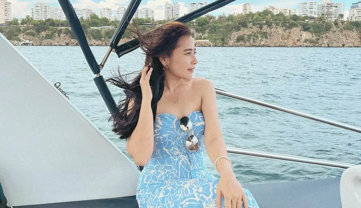 Prilly juga nampak mengenakan dress panjang off shoulder warna biru dan menambahkan kalungnya. Dipadukan sepatu highnya.  (@prillylatuconsina96)