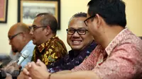 Ketua KPU periode 2017-2022 , Arief Budiman (kedua kanan) berbincang dengan rekannya saat pengumuman hasil rapat pleno KPU di gedung KPU, Jakarta, Rabu (12/4). (Liputan6.com/Johan Tallo)
