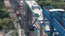 Sejumlah kendaraan melintas di bawah jalan layang transjakarta koridor XIII Tendean-Ciledug, Jakarta, Kamis (7/4). Jalan layang sepanjang 9,3 kilometer ini sudah mencapai 54,6 persen dan diperkirakan rampung Desember 2016. (Liputan6.com/Angga Yuniar)