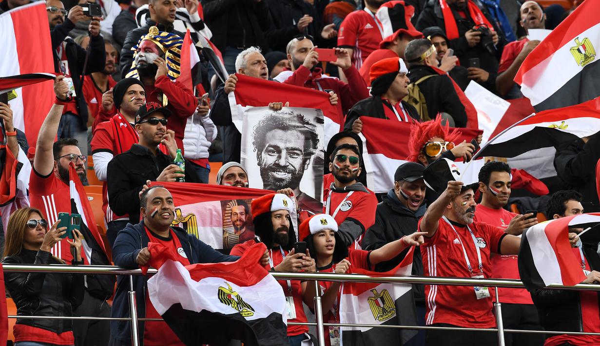 Suporter Mesir memberikan dukungan saat akan menonton laga Grup A Piala Dunia melawan Uruguay di Stadion Ekaterinburg, Yekaterinburg, Jumat (15/6/2018). Terakhir kali Mesir lolos ke Piala Dunia tahun 1990. (AFP/Anne-Chritine Poujoulat)
