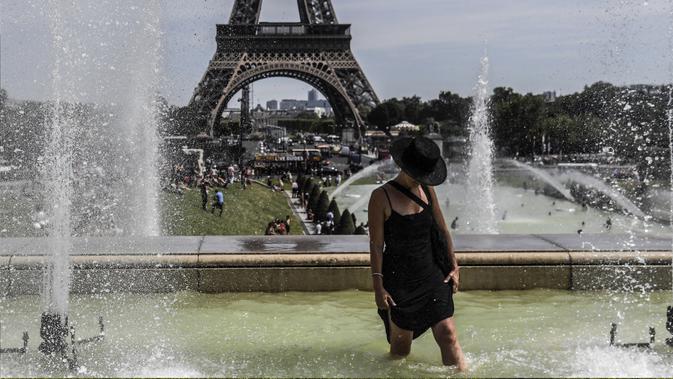 FOTO: Gelombang Panas Landa Paris, Warga Berkumpul di Kolam Air Mancur