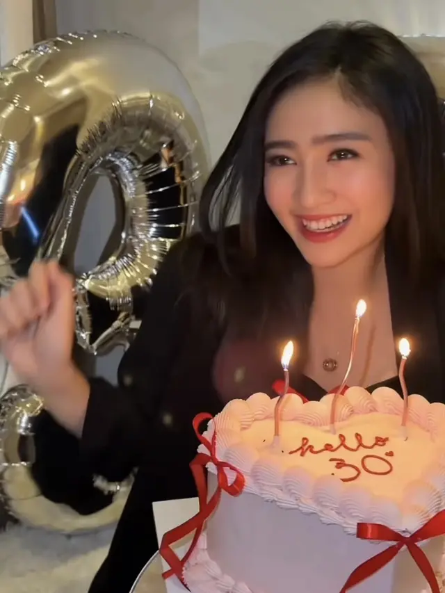 Febby Rastanty rayakan ulang tahun ke-30 dengan setelan serba hitam. [@febbyrastanty]