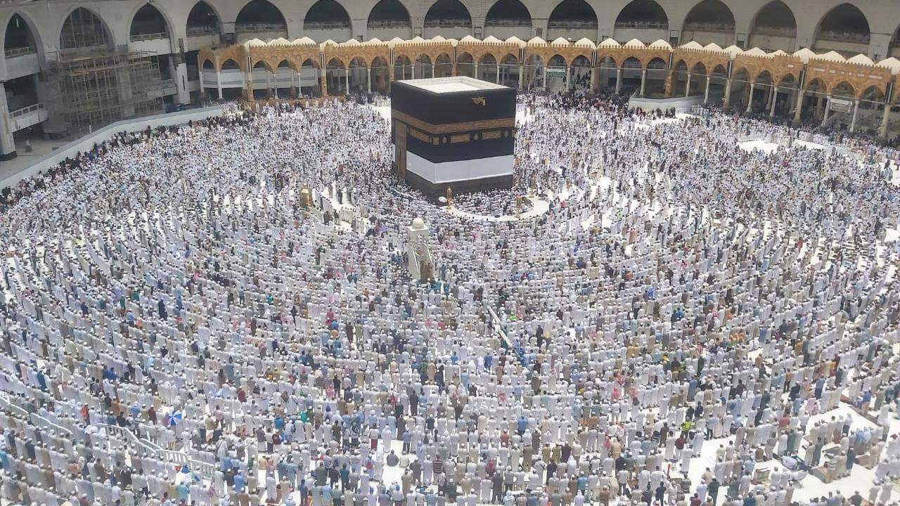 Kain Kiswah Kakbah Diangkat Sebagai Tanda Permulaan Musim Haji 2019. Bahauddin/MCH