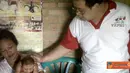 Citizen6, Kotabumi: Polres Lampung Utara beserta YKPMI dan Yayasan Kasih Bapa Ministy Tangerang, mengunjungi kediaman balita berkepala kecil pada, Senin (27/6). (Pengirim: Nurman Agung)