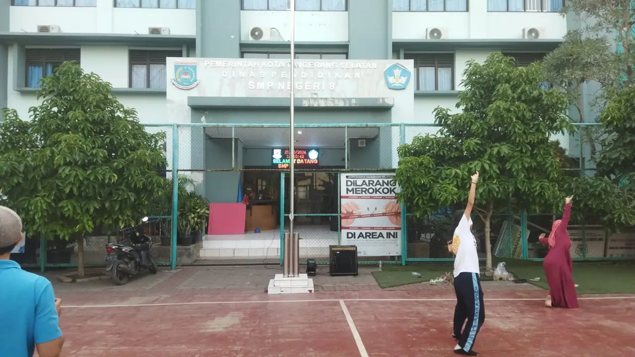 SMPN 8 Kota Tangerang terpaksa di-lockdown atau dihentikan sementara kegiatan belajar mengajarnya usai diduga pilihan siswa terpapar cacar air.