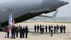 Pasukan PBB membawa kotak berisi jenazah yang diyakini sebagai tentara Amerika Serikat (AS) yang tewas selama Perang Korea pada tahun 1950-1953 di Pangkalan Udara Osan, Pyeongtaek, Korea Selatan, Jumat (27/7). (AP Photo/Ahn Young-joon, Pool)