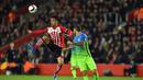 Pemain Inter Milan, Mauro Icardi, berebut bola dengan pemain Southampton, Maya Yoshida, pada laga Grup K Liga Europa di Stadion St Mary's, Jumat (4/11/2016) dini hari WIB. (AFP/Glyn Kirk)