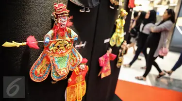 Lippo Mall Puri menggelar pameran Wayang Potehi, Jakarta Barat, (21/01). Pameran tersebut diadakan dalam rangka menyambut tahun baru Imlek. (Liputan6.com/ Fery Pradolo)