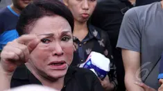 Mpok Atiek tak kuasa menahan airmatanya saat mengunjungi rumah duka Olga Syahputra di kawasan Duren Sawit, Jaktim. Foto diambil pada Sabtu (28/3/2015). (Liputan6.com/Helmi Afandi)