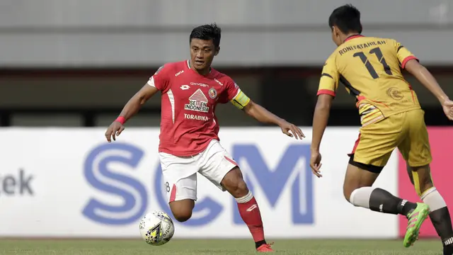 Gelandang Semen Padang, Irsyad Maulana, berusaha melewati bek Mitra Kukar, Roni Fatahilah, pada laga Piala Presiden 2019. (Bola.com/Yoppy Renato)