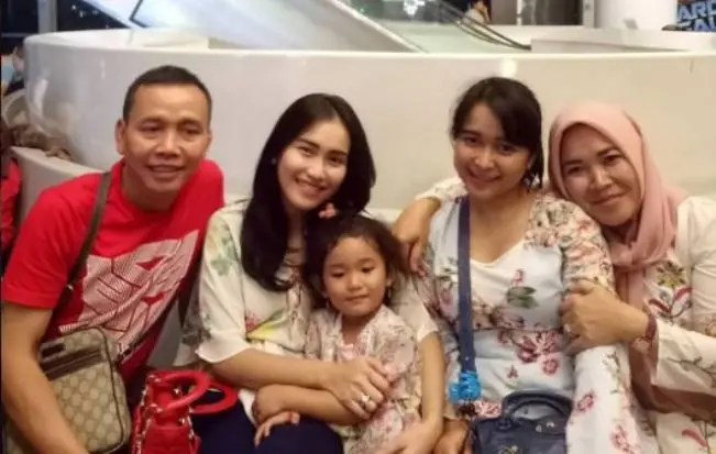 Ayu Ting Ting bersama keluarga (Foto: Instagram)