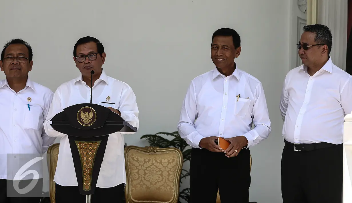 Seskab Pramono Anung memberikan keterangan saat pengumuman pergantian menteri Kabinet Kerja di Istana Negara, Jakarta, Rabu (27/7). Ada 9 nama baru yang masuk ke dalam Kabinet Kerja dan 4 menteri yang digeser posisinya. (Liputan6.com/Faizal Fanani)