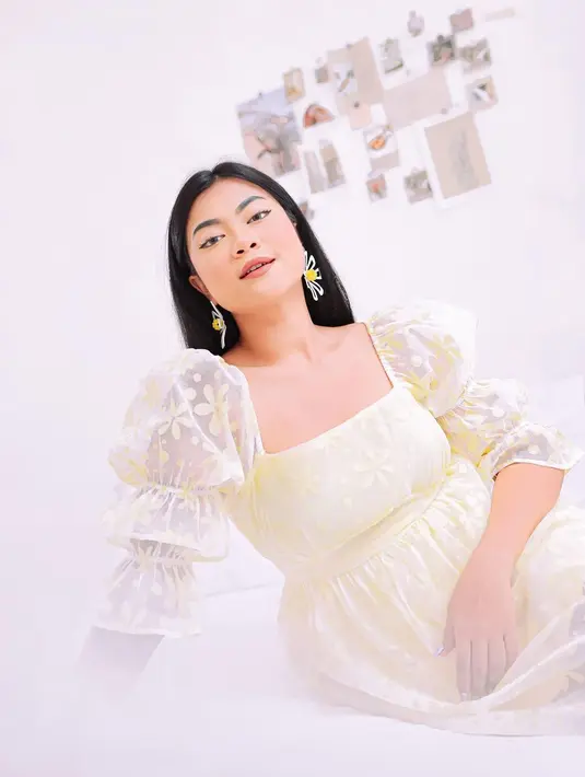 Warna coral dan nude jadi andalan Hanum untuk makeup natural sehari-hari.