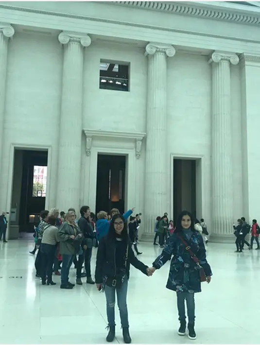 Istri Satrio Dewandono saat bersama Salsha. Sebelum Iis kembali ke Tanah Air juga menyempatkan mengunjungi musemum. "British Museum" tulis dengan hastag TripLondon pada tanggal 1/10/2017. (Instagram/isdadahlia)