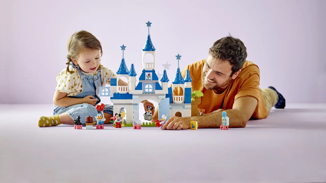Dalam mendukung imajinasi anak, Lego Group baru-baru ini meluncurkan koleksi Lego terbaru bertema Disney sekaligus menjadi rangka turut merayakan 100 tahun Disney.