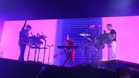 Clean Bandit menutup apik kemeriahan konser mereka dengan menyanyikan tembang Rather Be. (Deki Prayoga/Bintang.com)