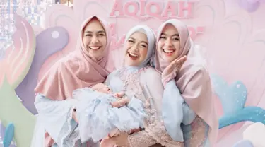 Kebersamaan Ria Ricis dengan dua saudarinya, Oki Setiana Dewi dan Shindy Kurnia Putri.&nbsp;(Foto: Instagram dr.shindyputri_)