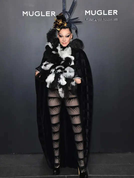 <p>Susanne Bartsch tak kalah tampil mengesankan. All out dengan head-piece, riasan wajah yang sesuai tema, dan kustom penuh bulunya, Susanne jelas masuk dalam daftar best dresses para tamu undangan.</p>