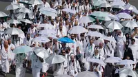 Jemaah haji tiba di Mina saat melakukan ibadah haji tahunan, di dekat kota suci Mekkah, Arab Saudi, Jumat 14 Juni 2024. (AP Photo/Rafiq Maqbool)